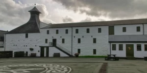 Ardbeg Produktion: die Treppe hoch und dann beginnt die Führung