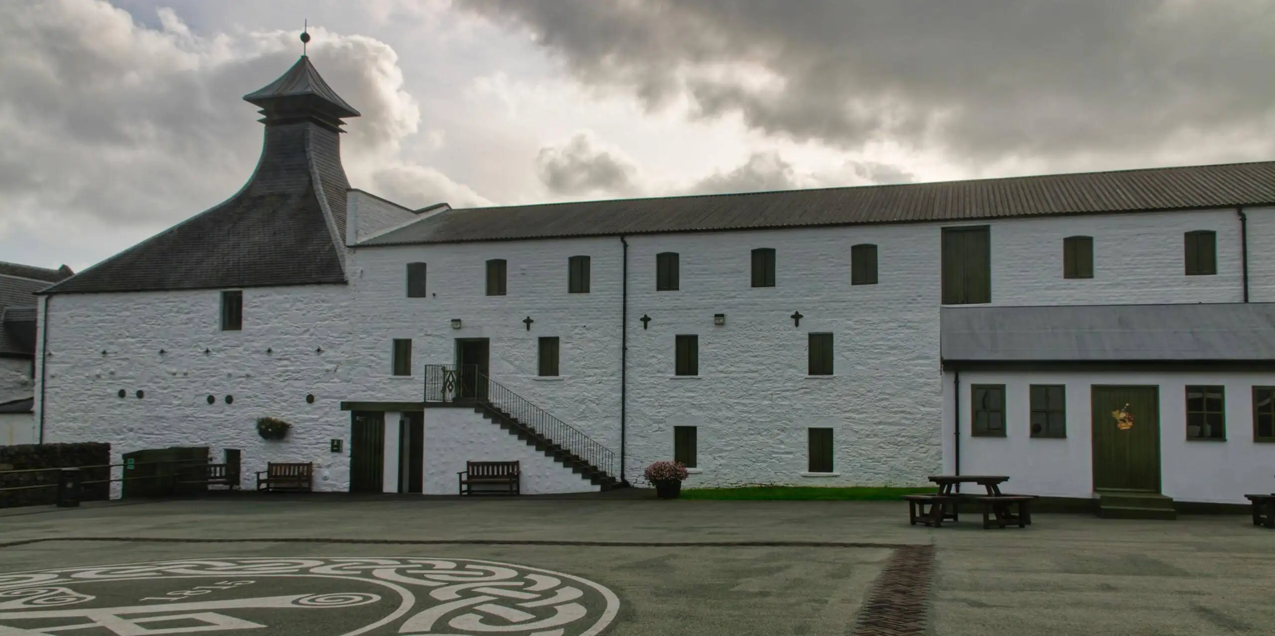 Ardbeg Produktion: die Treppe hoch und dann beginnt die Führung