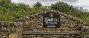 Ardbeg Steinmauer bei der Einfahrt