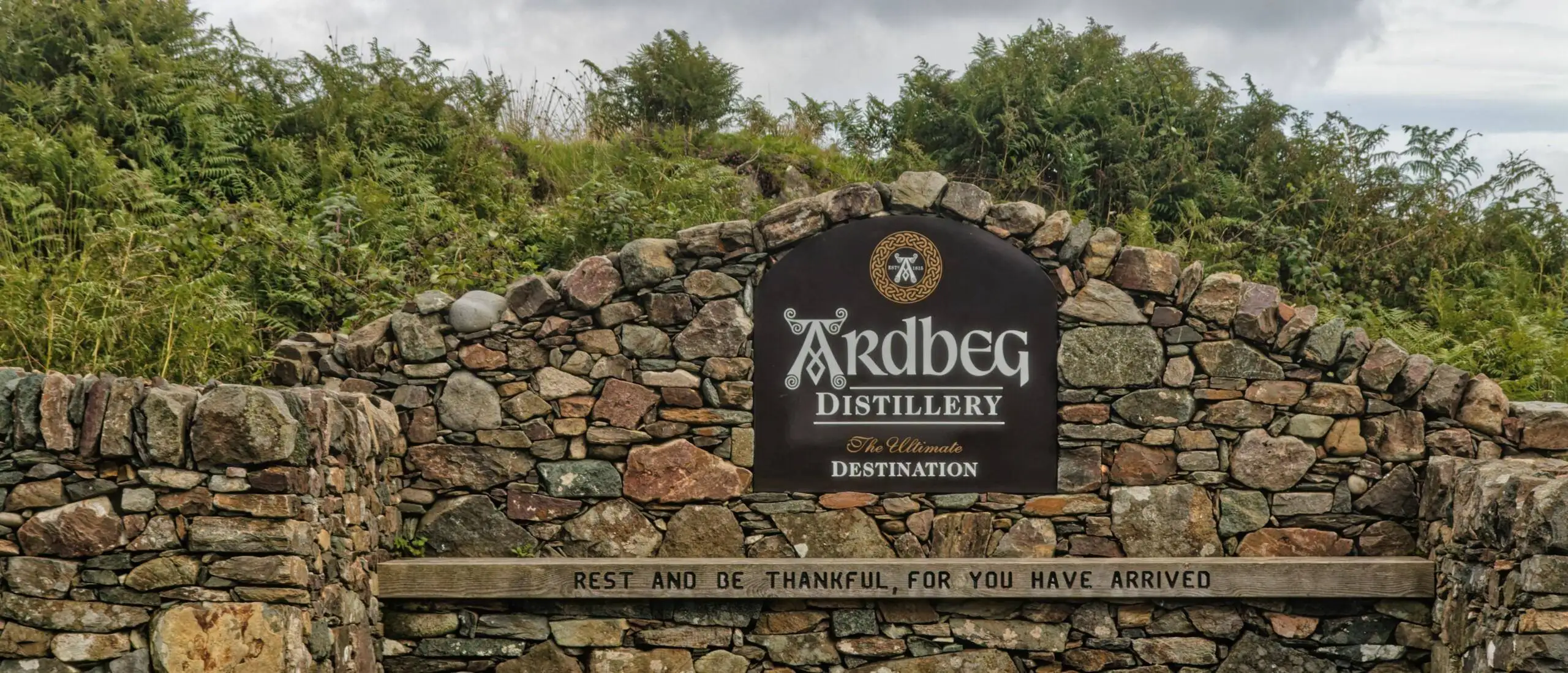 Ardbeg Steinmauer bei der Einfahrt